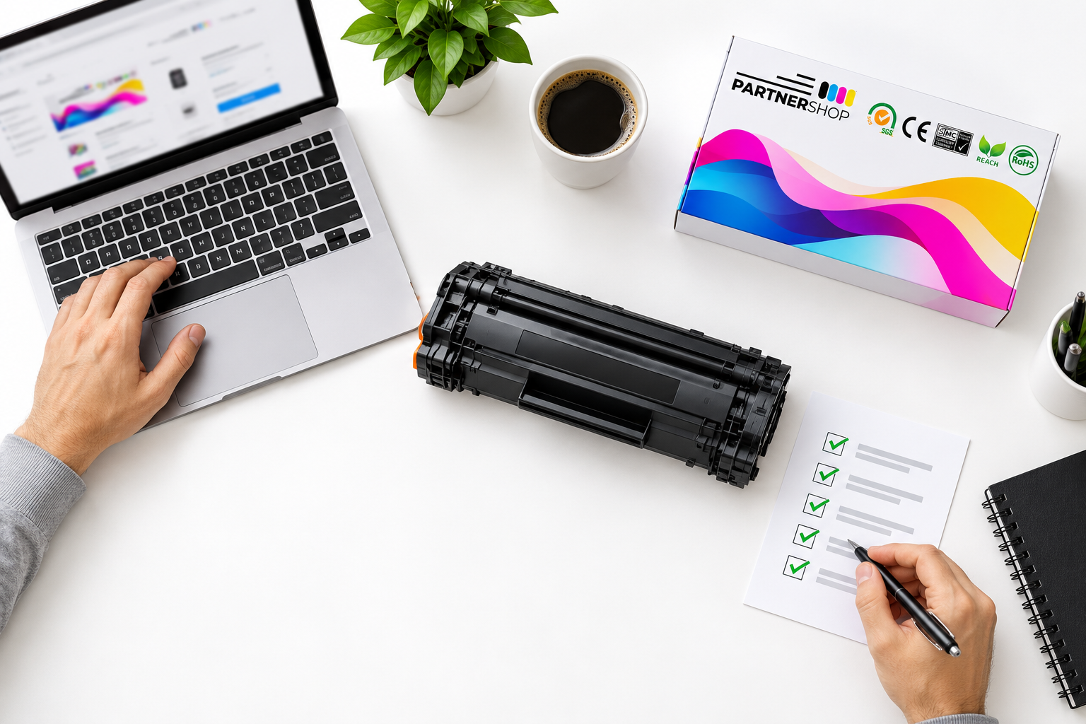 Kontrola objednávky tonera pri notebooku s kontrolným zoznamom a škatuľou PartnerShop